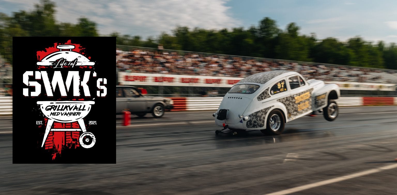 En veteranbil utför en wheelie på en dragstrip, med åskådare som tittar på från läktaren. Bilen är vit med svart design. En grafik med racingtema med "SWK's" är överlagrad på vänster sida. Bakgrunden visar träd och en molnig himmel.