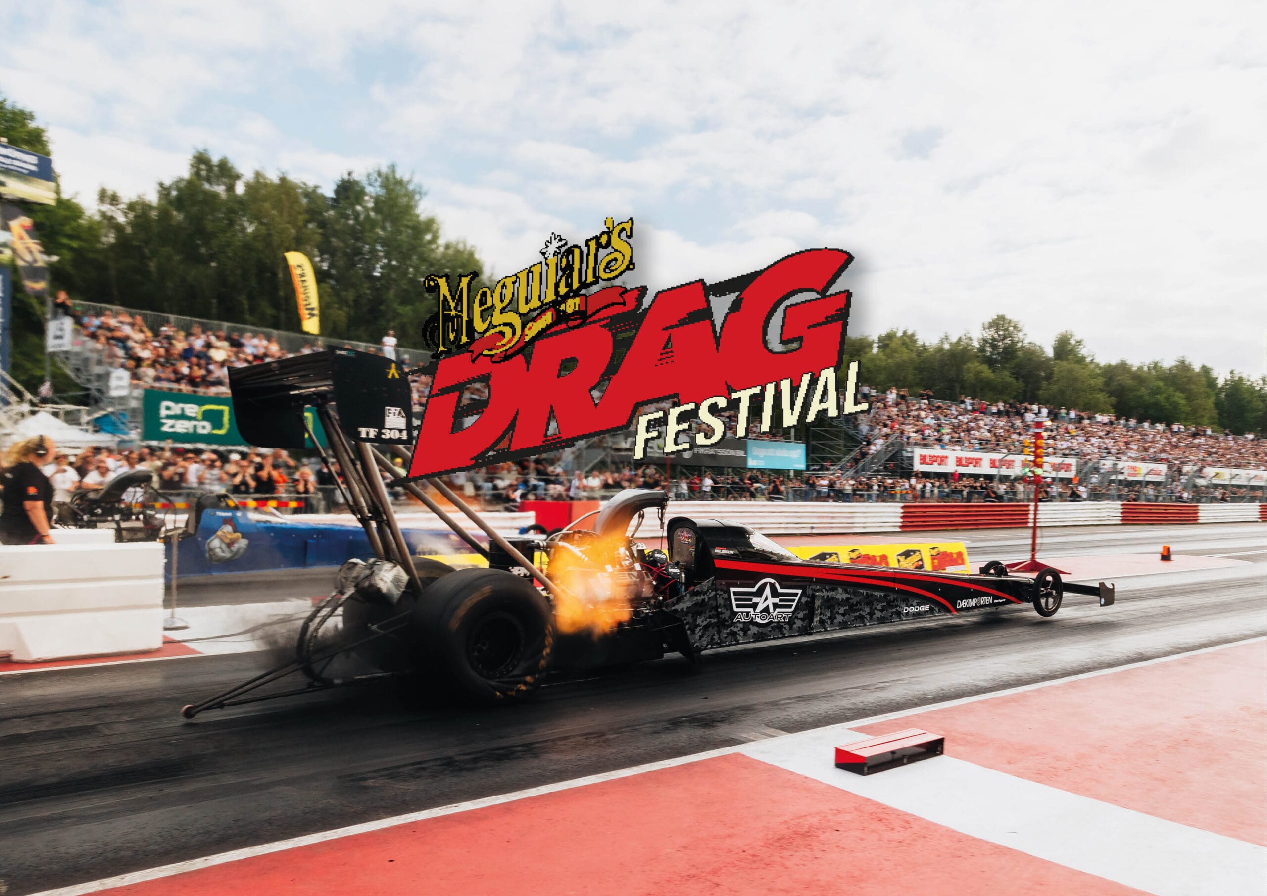En dragster kör i hög fart på en racerbana och släpper ut rök och lågor bakifrån medan åskådarna tittar på. En djärv "Meguiar's Drag Festival"-logotyp överlappar bilden.