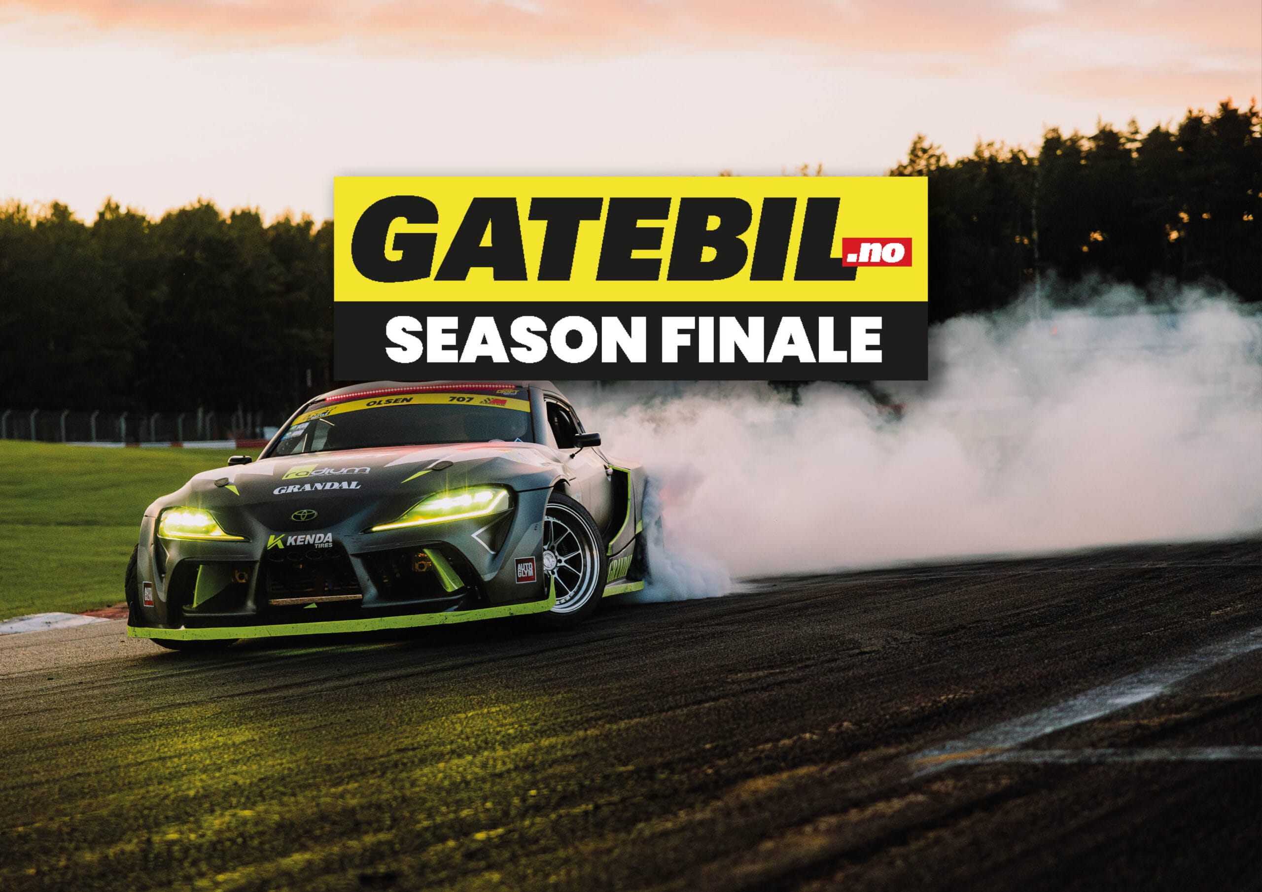 En sportbil driver på en racerbana i solnedgången och producerar rök. I stor text står det GATEBIL.no SEASON FINALE. Träd syns i bakgrunden.