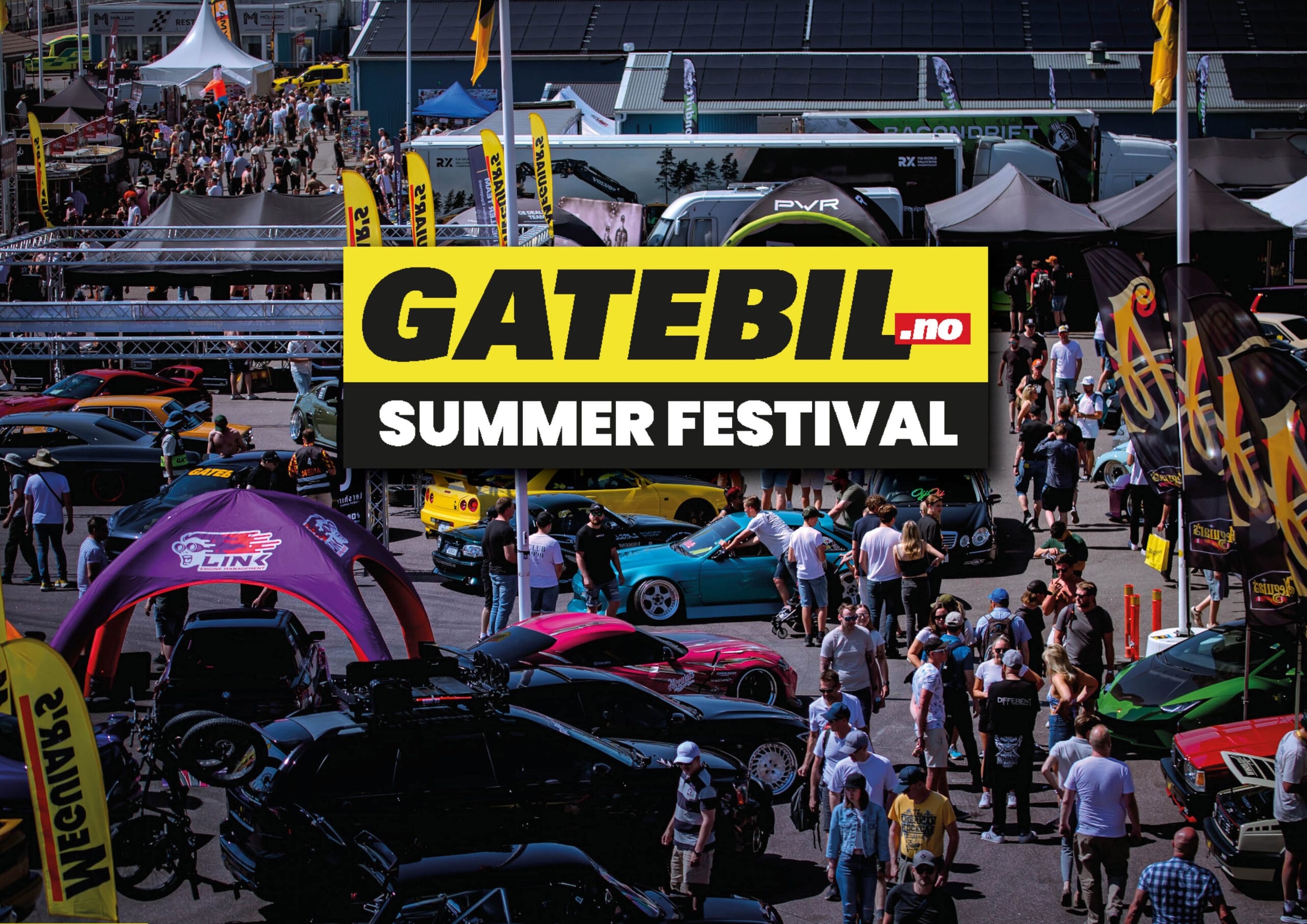 En bilfestival utomhus med folkmassor, olika färgglada bilar, sponsortält och banderoller. På en stor skylt i mitten står det GATEBIL.NO SUMMER FESTIVAL i fet gul och vit text.
