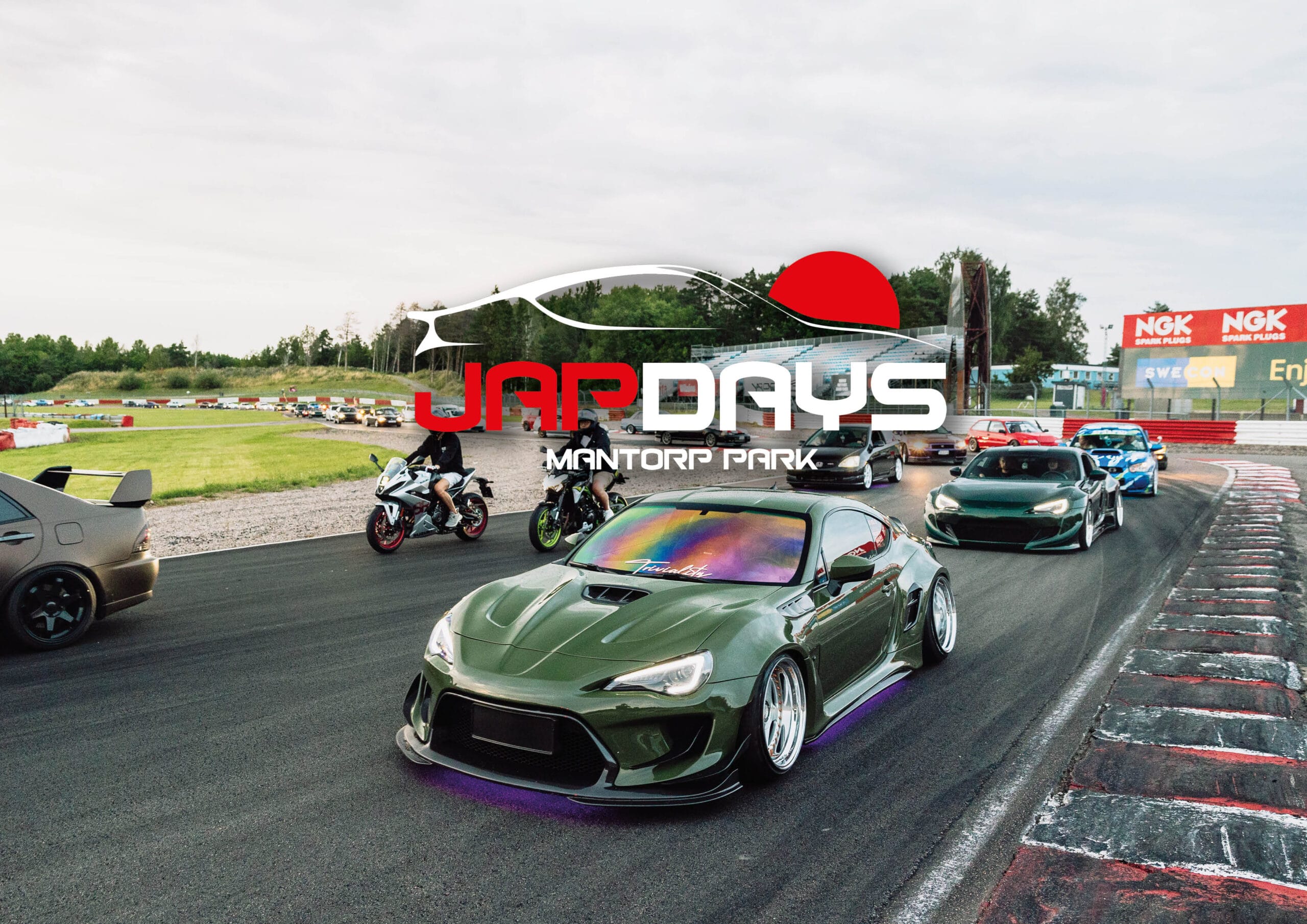 En grupp modifierade bilar och motorcyklar tävlar på en bana med träd i bakgrunden. Texten JAP DAYS Mantorp Park med en bil och röd solgrafik är överlagrad i mitten.