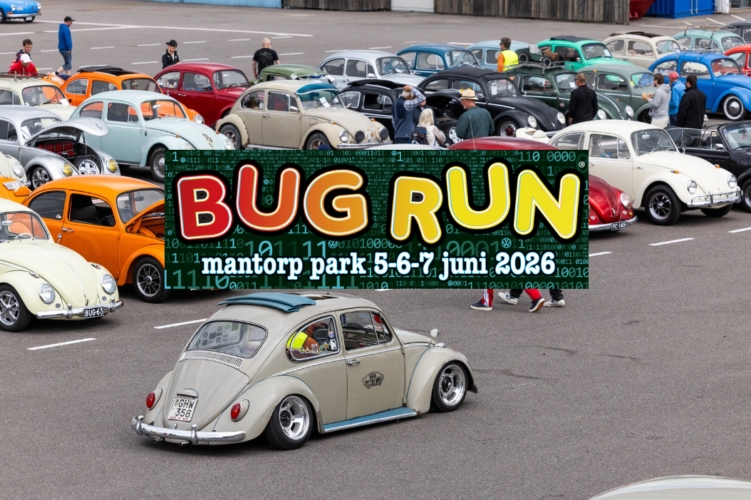 En stor grupp klassiska Volkswagen Beetles är parkerade vid ett utomhusevenemang. En färgglad BUG RUN mantorp park 5-6-7 juni 2026 banner är centrerad över bilarna.