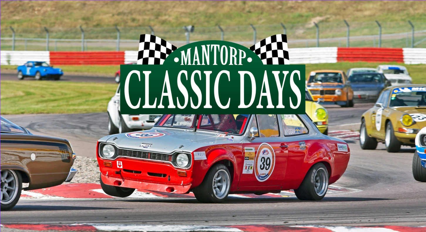 Flera veteranbilar tävlar på en racerbana. Överst syns en grön skylt med rutiga flaggor med texten Mantorp Classic Days. Bilarna är i rörelse och i bakgrunden syns ett inhägnat gräsområde.