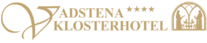 Logotyp för Vadstena Klosterhotel med guldfärgad text, fyra stjärnor, ett V i dekorativ skrift och en välvd ikon som visar två personer vid ett bord under välvda tak.