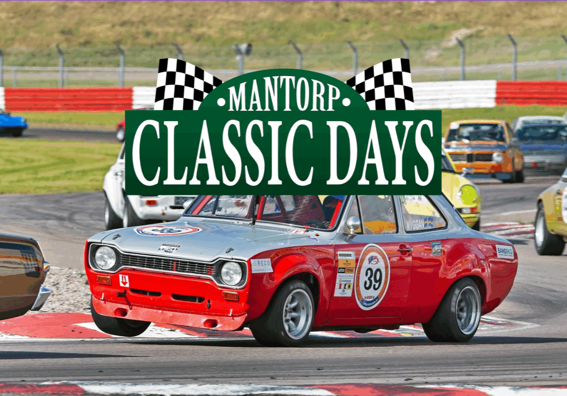Flera veteranbilar tävlar på en racerbana. Överst syns en grön skylt med rutiga flaggor med texten Mantorp Classic Days. Bilarna är i rörelse och i bakgrunden syns ett inhägnat gräsområde.