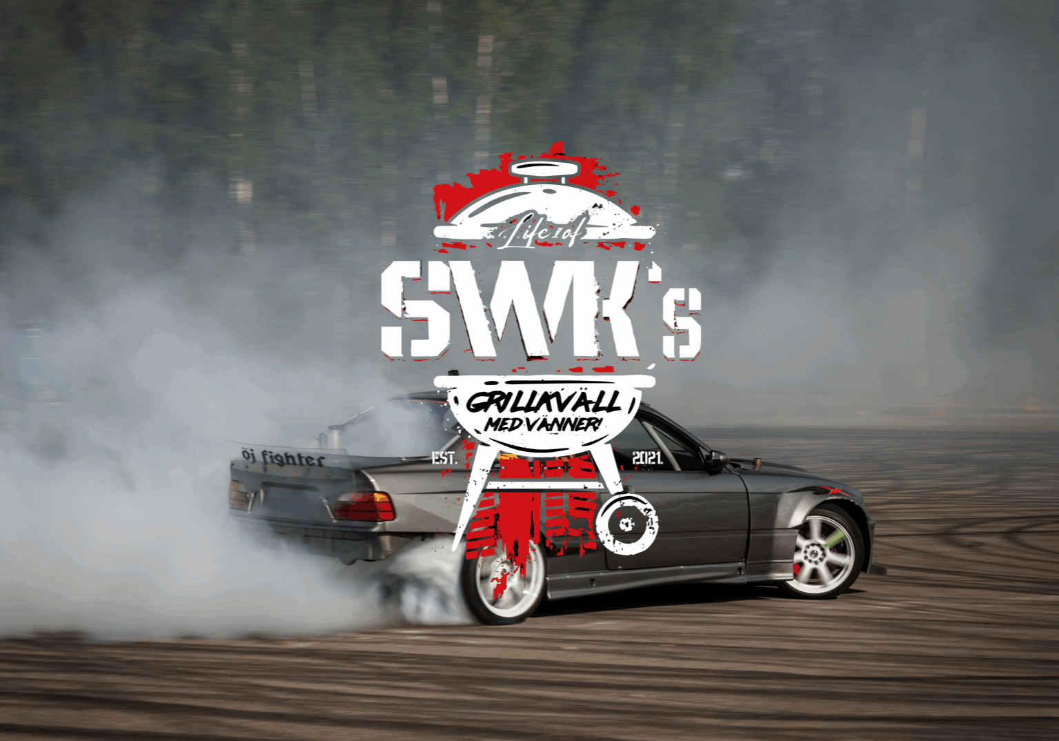 En grå bil driver på ett spår och det ryker från bakdäcken. Bakgrunden består av suddiga träd. En stor vit och röd evenemangslogotyp med text överlappar bildens mitt.